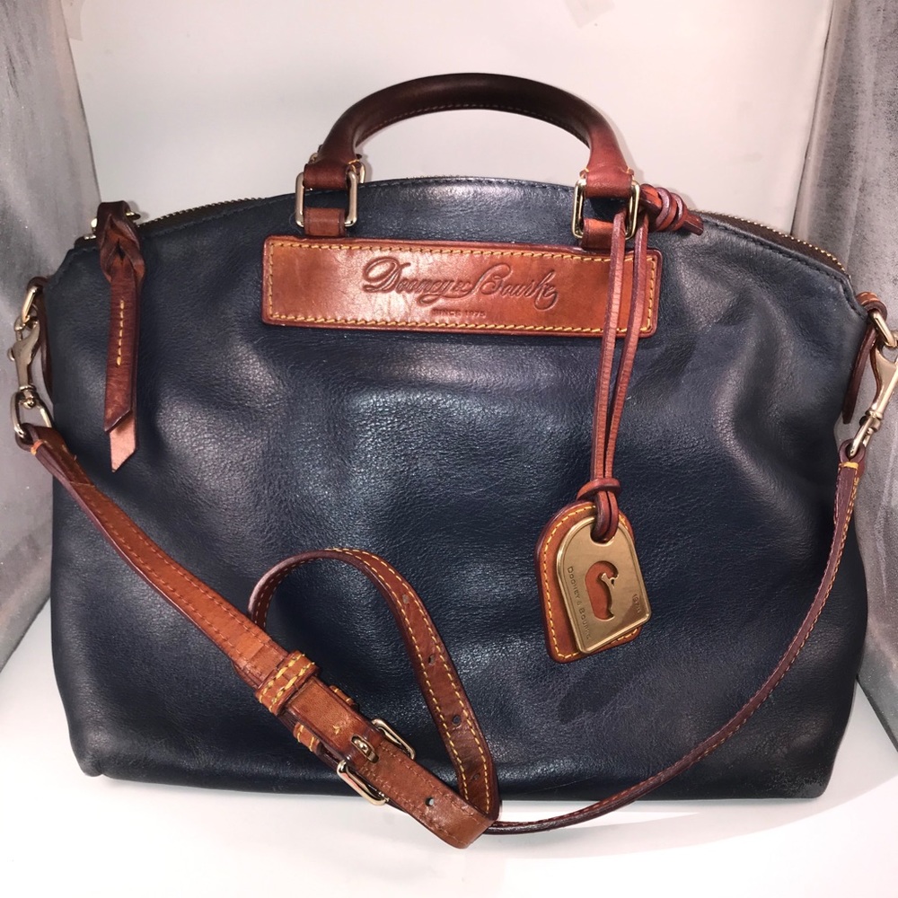 Dooney & Burket Dillen scatchel in Navy